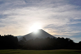 富士山の向こうから太陽が昇ってきた！