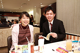 テーブルで歓談中の竹内さん（左）と高山さん（右）