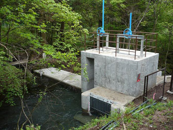 蓼科取水口：小斉川よりこの取水口で取水して、蓼科発電所の発電に使用しています。
