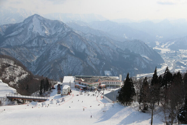 定番のGALA湯沢スキー場では電動スノーモービルを楽しめます