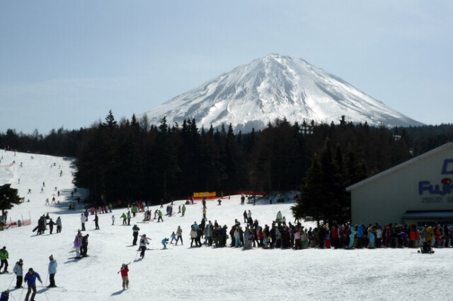 大迫力の富士山を見ながら滑れるスキー場