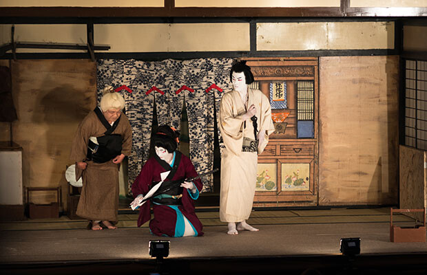 肥土山歌舞伎保存会を中心に地元の大人たちが演じます。