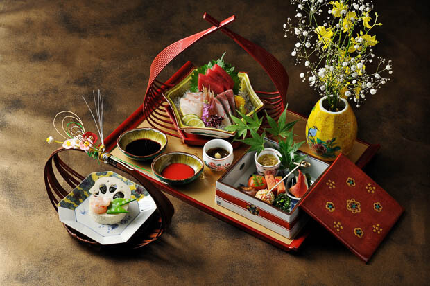 界 加賀では、器と料理のマリアージュにこだわり、器を宝物として大切に扱っています。