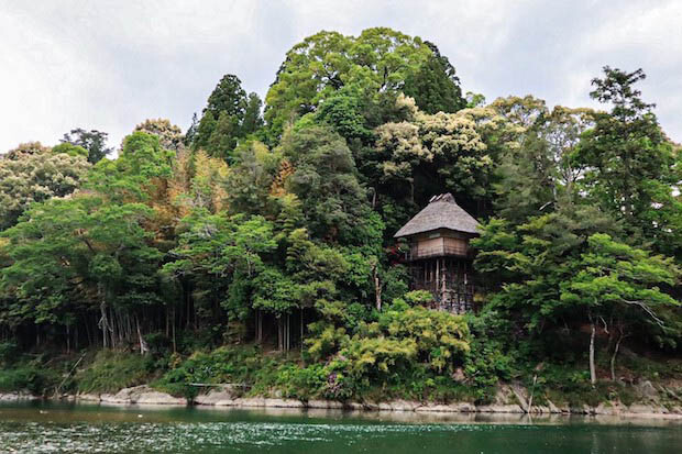 肱川湖畔にそびえる数奇屋造りの「臥龍山荘」