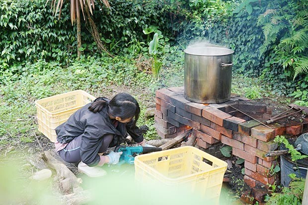 掘ったばかりのタケノコは庭のかまどでグツグツ煮ます。