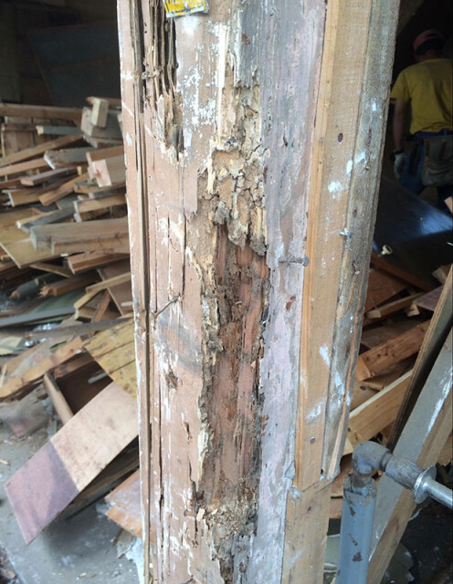 築60年の長屋。柱などの躯体に腐食が見つかる。