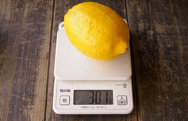 重さを測ってみると、ひとつ300グラムのレモンも。