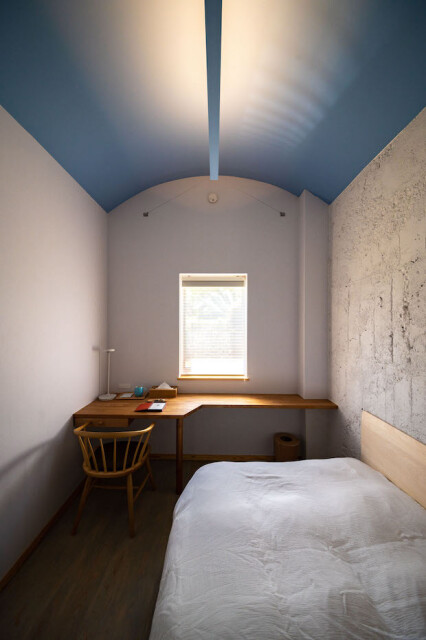 すべての部屋の色調が異なる特徴的なカマボコ天井のシングルルーム