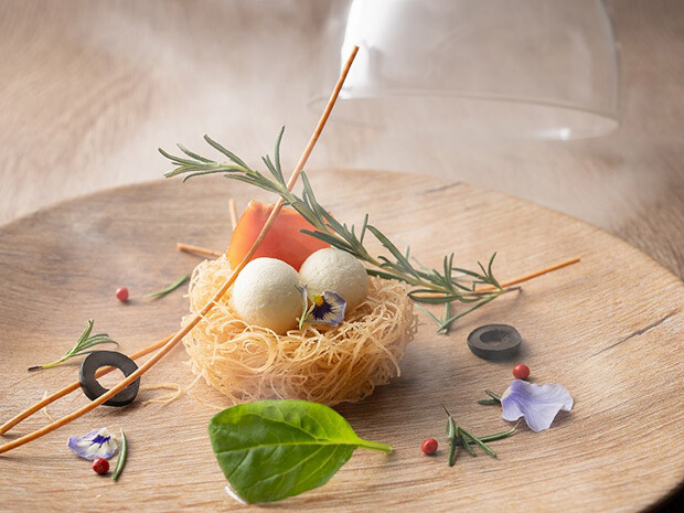 人気のスモーク料理「サーモンとカダイフ -小鳥のすみ家-」。麺状の生地・カダイフを小鳥の巣に見立てて。卵はチーズを使用。