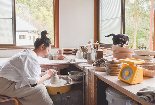移住早々に、工房で陶芸の仕事をスタート。