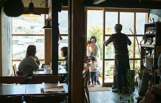 毎週土曜日はカフェをオープン。地元の人、観光客の人、いろんな人たちと出会い、話すのが楽しみ。