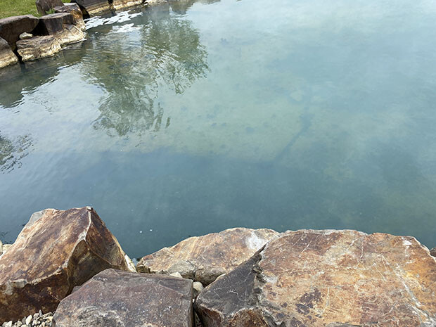 屈斜路湖に面した野湯のひとつ〈池の湯〉。