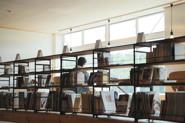 〈よき生活研究所〉内の「書斎」。窓外の緑を望みながら、読書の場やワーキングスペースとして利用できる。