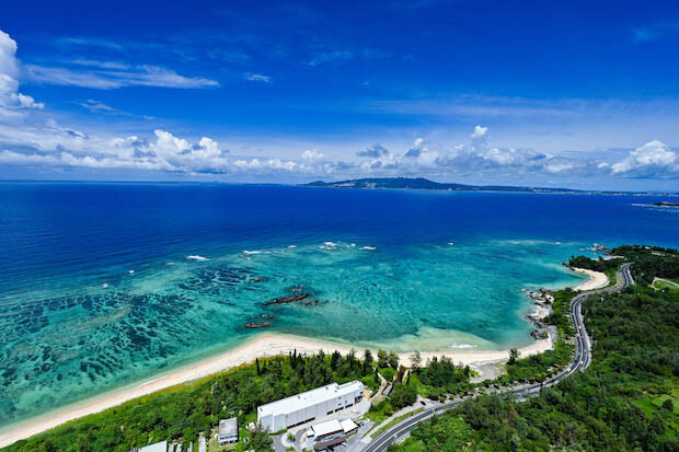 飛行高度約200メートルの空中から沖縄の美しい海岸線やエメラルドグリーンの海、豊かな自然景観を眺めながら快適な移動が叶う