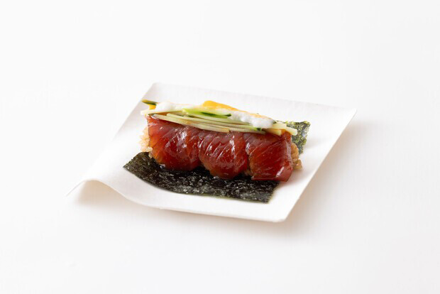 銀座にある寿司店〈はっこく〉大将・佐藤博之さんが考案したのは、生マグロを使った手巻き寿司。