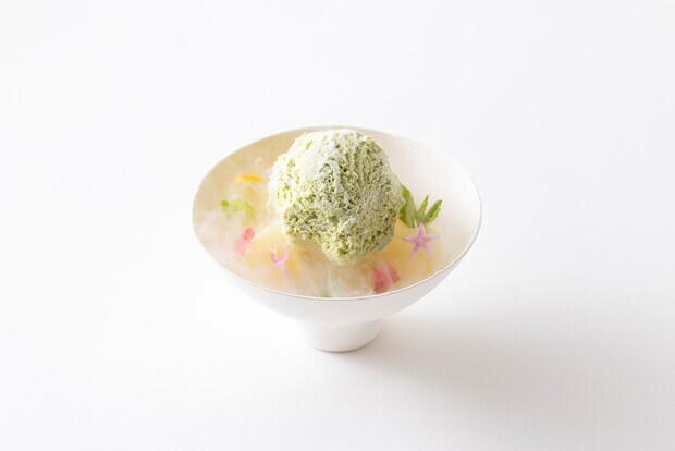 〈le sputnik〉の髙橋シェフは、特産の伊勢茶を使った軽い口溶けのアイスクリームをプロデュース。