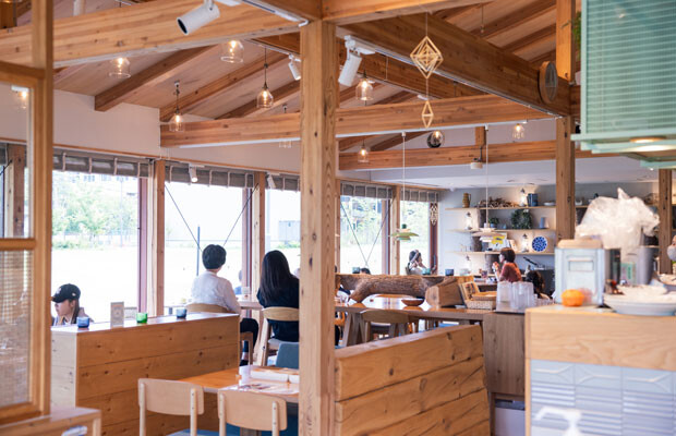 北欧をテーマにしたファミリーレストラン〈Keitto Ruokala〉。平日も子連れ客などで賑わう。