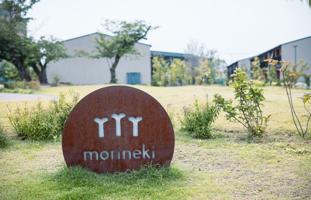 morinekiの名は、「森」と、河内弁で“近く”を表す「ねき（根際）」をあわせた造語。〈UMA/design farm〉原田祐馬さんデザインのロゴマークは、mの字形と３本の新芽を表す。