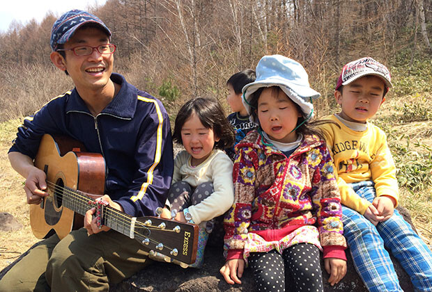 内保亘さんと子どもたち。内保さんは2012年に千葉から長野へ移住し〈森のようちえん ちいろば〉をスタートさせた。（写真提供：ちいろばの杜）