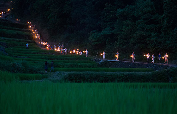 中山では、毎年７月の半夏生の頃に「虫送り」が行われます。火手（ほて）と呼ばれる松明に火を灯し、田んぼのあぜ道を歩いて、虫を海まで送り、豊作を祈願する農村の行事。