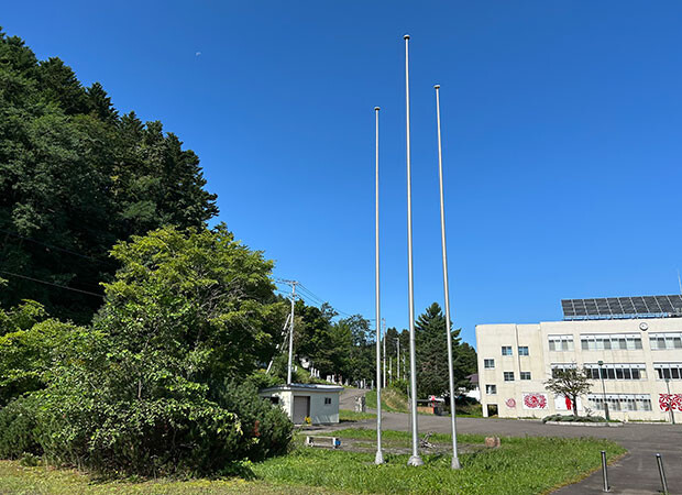 国旗掲揚台。ちょうど10メートルくらいの高さ。