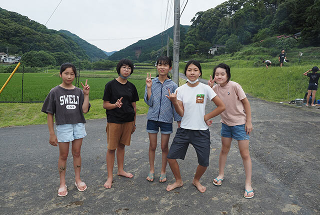 田植え後に５人で記念撮影する津留崎さんの娘さんと友達