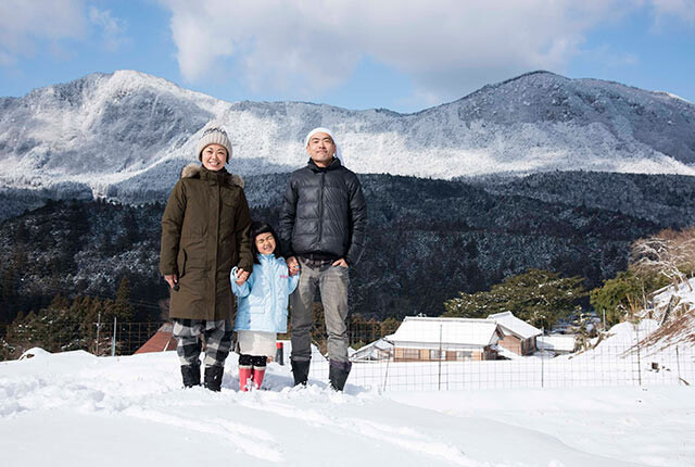 雪が積もった中、三重県の美杉町太郎生で家族３人で記念撮影