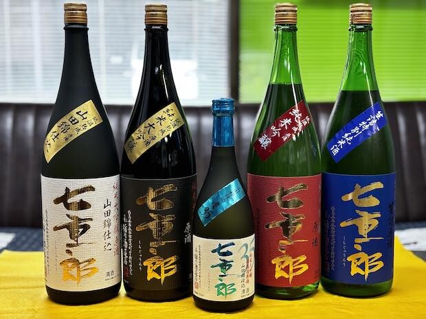 〈七十郎〉は４種類のテーマカラーを持ったお酒。特別純米酒から純米大吟醸まで好みのお酒が選べます。