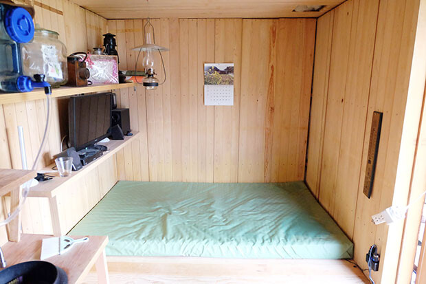 ベッドと小さな机、棚が設置されている。