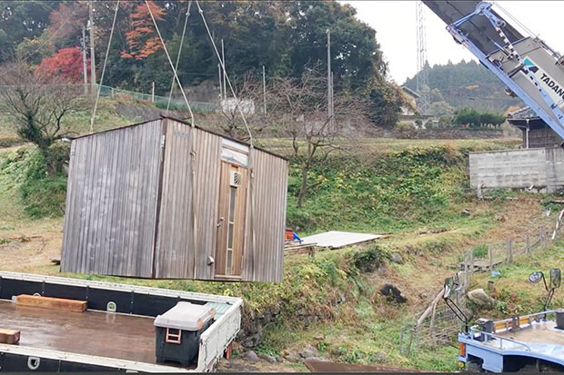 小屋はクレーンで吊り上げ長野まで運んだ。移動費は15万円ほど。