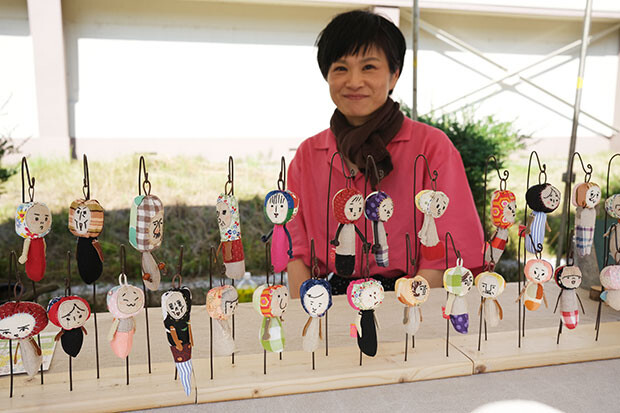 「へんぺこ」という屋号で、ユーモラスな表情の人形を制作する榊原さん。
