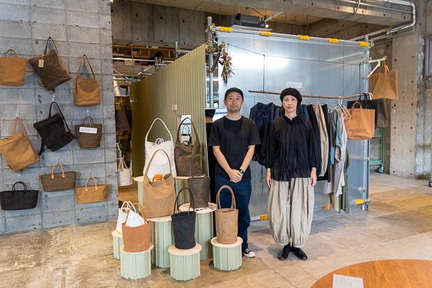 バッグブランド〈AM〉の鈴木厚司さん、洋服を作る〈すずきみき〉の鈴木美紀さん夫妻