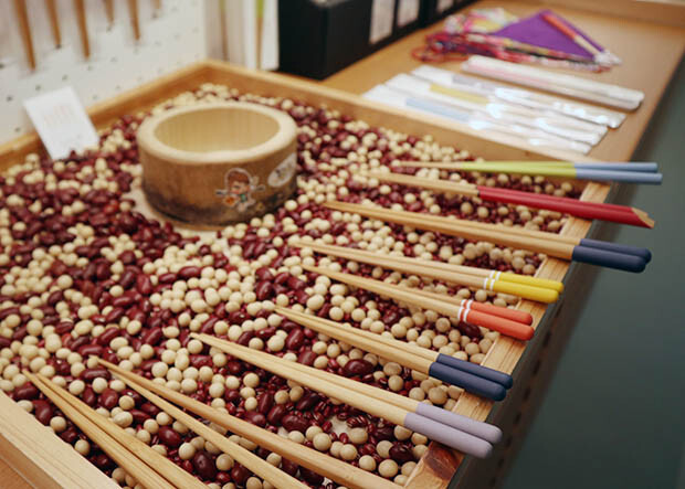 竹箸を試せるコーナーで、箸先の形状の違いや掴み心地を実感してみて。
