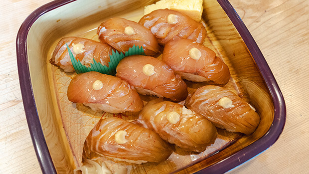 大人気の島寿司（メダイ、カンパチ、真鯛）。