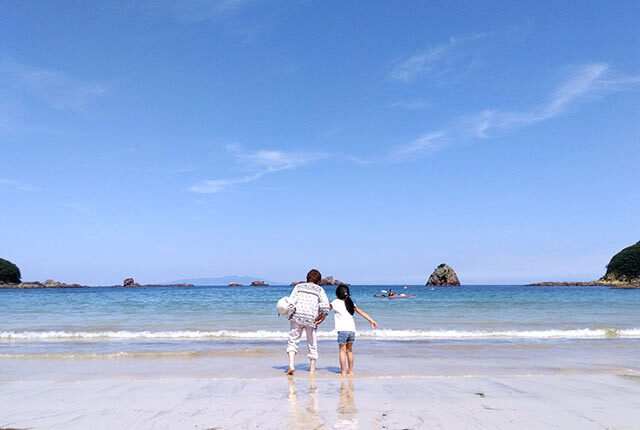 下田の浜辺を散歩する津留崎さんの母と娘