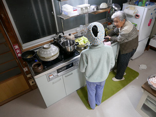 キッチンに並んで立つ津留崎さんの母と娘