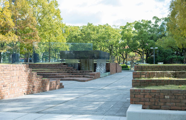 阪神・淡路大震災の犠牲者と復興のための「慰霊と復興のモニュメント」も東遊園地内にある。