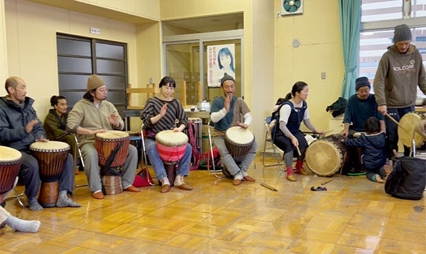 週に１回のペースでアフリカ太鼓のワークショップが地域で開催されている。12月３日には、日本のジャンベの第一人者・奈良大介さんがゲストで登場し、みんなで音を合わせた。