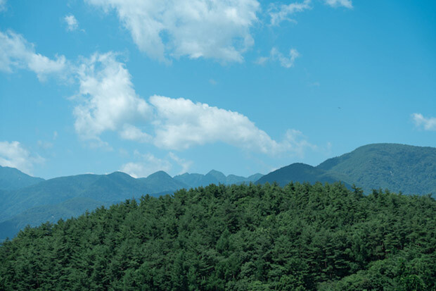 四方を美しい山々に囲まれた長野県諏訪郡富士見町