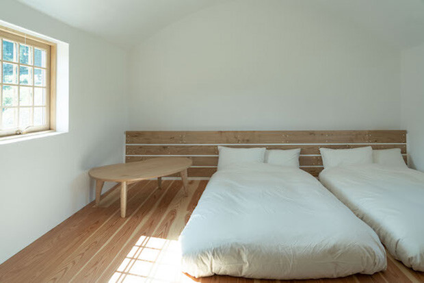 シンプルで木の温もりが漂うベッドルーム。