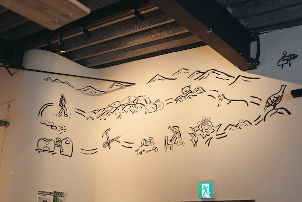 〈三俣山荘図書室〉店内や外壁１階部分などに描かれたイラストは元スタッフによるもの。