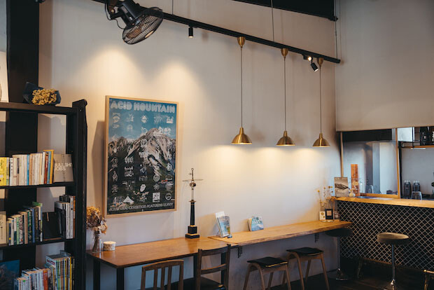 〈三俣山荘図書室〉店内。溜まり場のような居心地のいい空間は、登山への導入だ。
