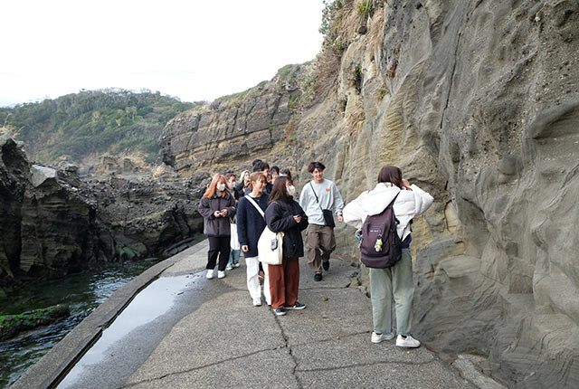 恵比須島の岸壁を歩く参加者たち