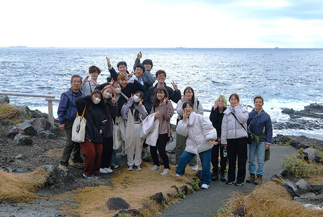 恵比須島の南端で海を背景に全員で記念撮影