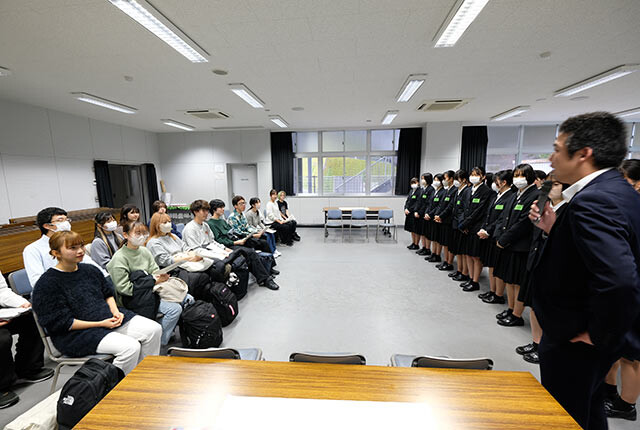 下田高校に到着し教室に案内されたツアー参加者たち