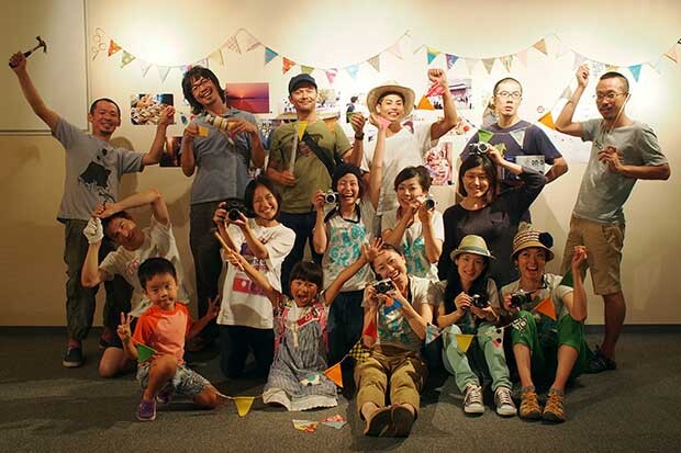 2014年７月に小豆島で初めて開催した写真展の様子。島の友人たちに手伝ってもらって写真を飾りました。