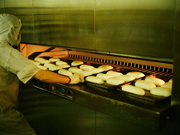 夕方から早朝にかけて稼働するパン工場。1台で1回に180個焼くことができる。