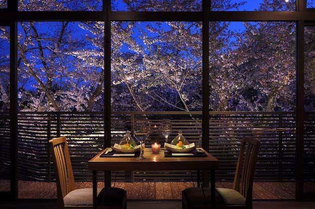 春には桜を見ながらのお花見ディナーを楽しめる