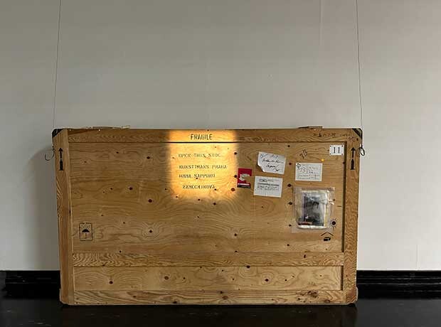 今回の企画を象徴する展示。中央にFRAGILEと書かれた美術品を守り輸送するための木箱が置かれた。