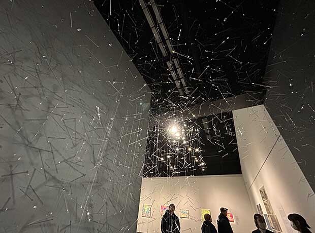 行武治美によるガラスのインスタレーション『凍景』。凍てつく光の林のようなイメージの空間が生まれた。